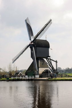 Kinderdijk, Hollanda - 17 Nisan 2023: 19 Kinderdijk 'te inşa edilen yel değirmenleri, seli önlemek için daha büyük bir su yönetim sisteminin parçasıdır. Bir UNESCO dünya mirası sahası.
