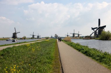 Kinderdijk, Hollanda - 17 Nisan 2023: 19 Kinderdijk 'te inşa edilen yel değirmenleri, seli önlemek için daha büyük bir su yönetim sisteminin parçasıdır. Bir UNESCO dünya mirası sahası.