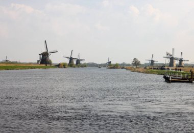 Kinderdijk, Hollanda - 17 Nisan 2023: 19 Kinderdijk 'te inşa edilen yel değirmenleri, seli önlemek için daha büyük bir su yönetim sisteminin parçasıdır. Bir UNESCO dünya mirası sahası.