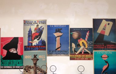 Venedik, İtalya - 7 Mayıs 2024: 60 Venedik Sanat Bienali, Venedik. Giardini 'deki merkez pavyonda Venedik Bienali' nin reklamını yapan eski posterler sunuldu.