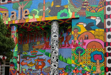 Venedik, Giardini 'deki Biennale Merkez Pavyonu' nun renkli yüzü. İtalya