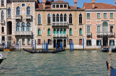 Venedik, İtalya - 5 Eylül 2022: Venedik 'in San Marco bölgesindeki Büyük Kanal boyunca uzanan sarayların ve güzel evlerin Punta della Dogana' sından görüntüler