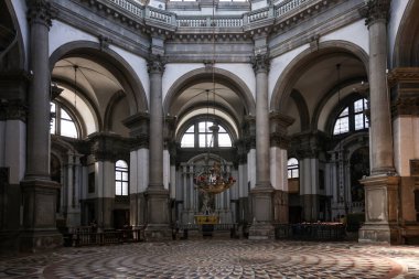 Venedik, İtalya - 5 Eylül 2022 Santa Maria Della Salute 1630 'da Venedik nüfusunun neredeyse üçte birini kaplayan salgından şehrin kurtuluşu için adak olarak inşa edildi.