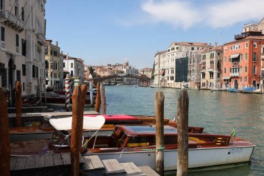 Venedik, İtalya - 5 Eylül 2022 Venedik 'teki Canal Grande' de ahşap demirleme direği. İtalya