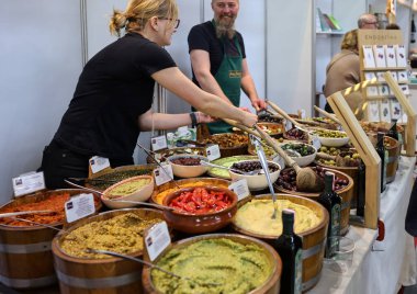 Cracow, Polonya - 3 Kasım 2021: Enoexpo ve Gastrofood 'da tipik ve dünyaca ünlü İtalyan gıda ürünlerinin sunumu ve tatması - Yiyecek ve içecekler için Ticaret Fuarı