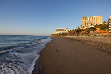 Bajondillo Sahili manzarası ve Torremolinos 'taki oteller gün doğumunda. Costa del Sol, İspanya.
