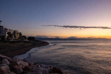 Torremolinos 'taki Bajondillo sahili, güneş doğmadan hemen önce. Costa del Sol, İspanya