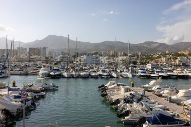 Venedik, İtalya - 7 Mayıs 2024: Venedik 'te Yabancılar Her Yerde 60. Venedik Sanat Bienali. Macar Pavillon 'unda Mrton Nemes tarafından tasarlanan Techno Zen. Ses, görsel ve etkileşimli bileşenlerle çok duyusal kurulum.