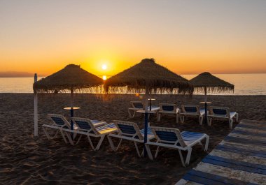Akdeniz 'in üzerinde gün doğumu Torremolinos sahilinden görülüyor. Costa del Sol, İspanya