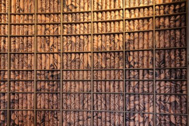 Venedik, İtalya - 7 Mayıs 2024: Venedik 'te Yabancılar Her Yerde 60. Venedik Sanat Bienali. Giardini 'deki Venedik Pavyonunda Ev Seksiliği başlıklı sergi