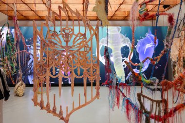 Venedik, İtalya - 7 Mayıs 2024: Venedik 'te Yabancılar Her Yerde 60. Venedik Sanat Bienali. Julien Creuzet 'in Giardini' deki Fransız Pavyonu 'ndaki Karayip motiflerinden esinlendiği görsel ve ses kurulumu