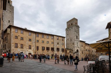 San Gimignano, İtalya - 17 Eylül 2022: Piazza della Cisterna, San Gimignano, Toskana, İtalya
