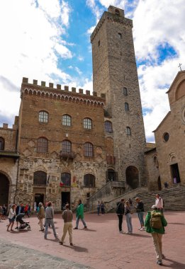 San Gimignano, İtalya - 17 Eylül 2022: Torre Rognosa ve Palazzo Comunale, San Gimignano Piazza Duomo 'daki Palazzo del Popolo olarak da bilinir. Toskana, İtalya