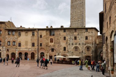 San Gimignano, İtalya - 17 Eylül 2022: Piazza della Cisterna, San Gimignano, Toskana, İtalya