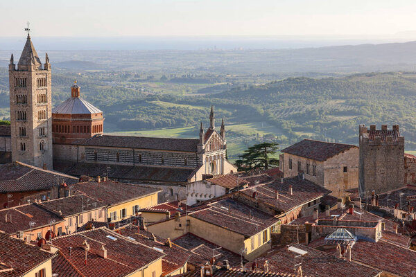 Старый город Масса Мариттима и собор Сан Сербоне Дуомо. Тоскана, Италия.