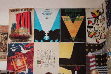 Venedik, İtalya - 7 Mayıs 2024: 60 Venedik Sanat Bienali, Venedik. Giardini 'deki merkez pavyonda Venedik Bienali' nin reklamını yapan eski posterler sunuldu.
