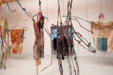 Venedik, İtalya - 7 Mayıs 2024: Venedik 'te Yabancılar Her Yerde 60. Venedik Sanat Bienali. Julien Creuzet 'in Giardini' deki Fransız Pavyonu 'ndaki Karayip motiflerinden esinlendiği görsel ve ses kurulumu