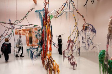 Venedik, İtalya - 7 Mayıs 2024: Venedik 'te Yabancılar Her Yerde 60. Venedik Sanat Bienali. Julien Creuzet 'in Giardini' deki Fransız Pavyonu 'ndaki Karayip motiflerinden esinlendiği görsel ve ses kurulumu