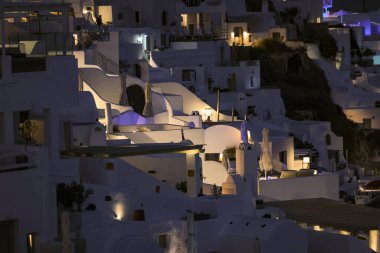 Imerovigli, Santorini, Yunanistan - 1 Temmuz 2021: Yunanistan 'ın Santorini adasındaki Imerovigli adasında terasları ve havuzları olan beyazlatılmış evler ve güzel bir manzara 