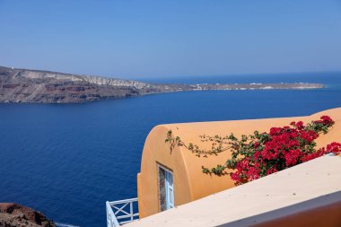 Caldera uçurumunun kenarındaki ev, Oia köyü, Santorini, Yunanistan