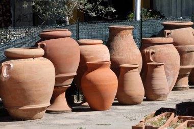 Pienza, İtalya - 12 Eylül 2022: Pienza yakınlarında tipik İtalyan seramikleriyle alışveriş