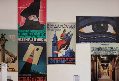 Venedik, İtalya - 7 Mayıs 2024: 60 Venedik Sanat Bienali, Venedik. Giardini 'deki merkez pavyonda Venedik Bienali' nin reklamını yapan eski posterler sunuldu.