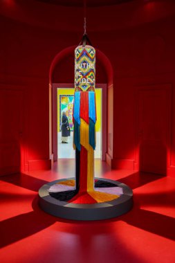 Venedik, İtalya - 7 Mayıs 2024: Venedik 'te Yabancılar Her Yerde 60. Venedik Sanat Bienali. Jeffrey Gibson 'ın beni ABD Pavillon' a yerleştirdiği yer.. 