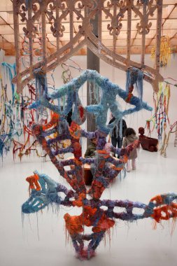 Venedik, İtalya - 7 Mayıs 2024: Venedik 'te Yabancılar Her Yerde 60. Venedik Sanat Bienali. Julien Creuzet 'in Giardini' deki Fransız Pavyonu 'ndaki Karayip motiflerinden esinlendiği görsel ve ses kurulumu