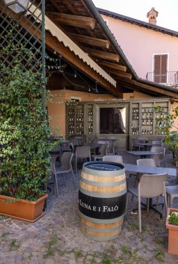 Barolo, Piedmont, İtalya - 9 Eylül 2022: Barolo 'da şarap dükkanı ve tadımlık kafe, Langhe bölgesinde üretilen aynı isimli şarapla bilinir. Piedmont, İtalya