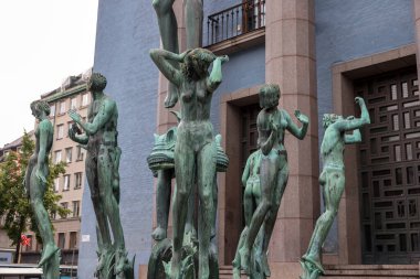 Stockholm, İsveç - 25 Temmuz 2023 Bronz Çeşme, Carl Milles 'in Orfeus-brunnen' i Stockholm Konser Salonu 'nun girişinin önünde.
