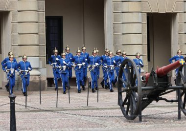Stockholm, İsveç - 26 Haziran 2023 Stockholm, İsveç Kraliyet Sarayı 'nda muhafız seremonisinin değiştirilmesi