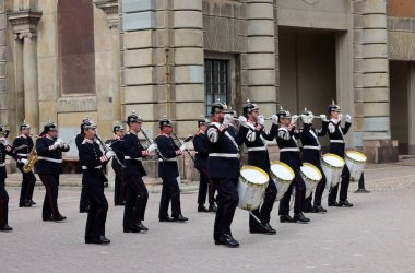 Stockholm, İsveç - 26 Haziran 2023 Stockholm, İsveç Kraliyet Sarayı 'nda muhafız seremonisinin değiştirilmesi