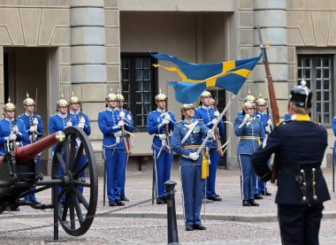 Stockholm, İsveç - 26 Haziran 2023 Stockholm, İsveç Kraliyet Sarayı 'nda muhafız seremonisinin değiştirilmesi