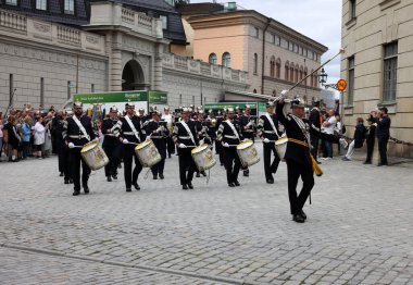 Stockholm, İsveç - 26 Haziran 2023 Stockholm, İsveç Kraliyet Sarayı 'nda muhafız seremonisinin değiştirilmesi