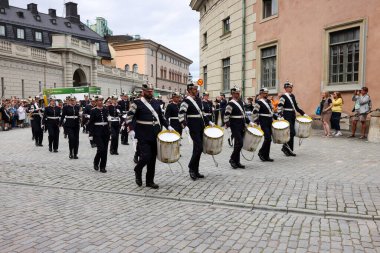 Stockholm, İsveç - 26 Haziran 2023 Stockholm, İsveç Kraliyet Sarayı 'nda muhafız seremonisinin değiştirilmesi