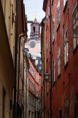 Stockholm, İsveç - 25 Temmuz 2023: Stockholm, İsveç 'in Gamla Stan tarihi bölgesinde büyüleyici dar kaldırımlı cadde.