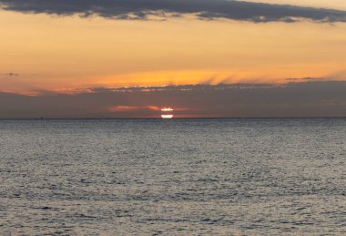 Akdeniz 'in üzerinde gün doğumu Torremolinos sahilinden görülüyor. Costa del Sol, İspanya