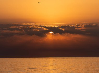 Akdeniz 'in üzerinde gün doğumu Torremolinos sahilinden görülüyor. Costa del Sol, İspanya