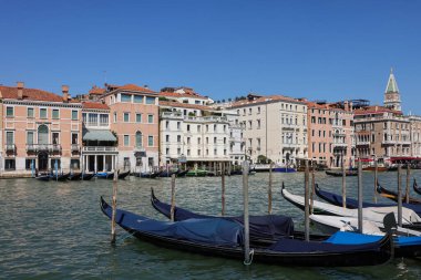 Venedik, İtalya - 5 Eylül 2022: Venedik 'in San Marco bölgesindeki Büyük Kanal boyunca uzanan sarayların ve güzel evlerin Punta della Dogana' sından görüntüler