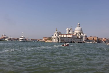 Venedik, İtalya - 6 Eylül 2022: San Marco Kanalı 'ndan Punta della Dogana' ya ve Venedik 'te Selamlama