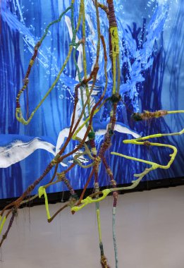 Venedik, İtalya - 7 Mayıs 2024: Venedik 'te Yabancılar Her Yerde 60. Venedik Sanat Bienali. Julien Creuzet 'in Giardini' deki Fransız Pavyonu 'ndaki Karayip motiflerinden esinlendiği görsel ve ses kurulumu