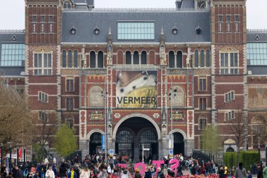 Amsterdam, Hollanda - 21 Nisan 2023: Vermeers tablolarının özel bir sergisinin reklamını yapan Rijksmuseum Hollanda Ulusal Müzesi cephesi