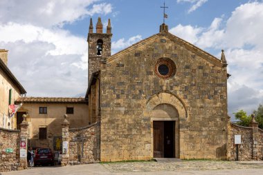 Monteriggioni, İtalya - 17 Eylül 2022: Siena yakınlarındaki Toskana 'daki Monteriggioni köyünde Eski Kutsal Meryem Kilisesi. İtalya