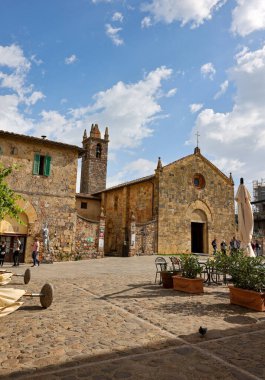 Monteriggioni, İtalya - 17 Eylül 2022: Monteriggioni ortaçağ duvarlı kentinde Piazza Roma. Toskana, İtalya