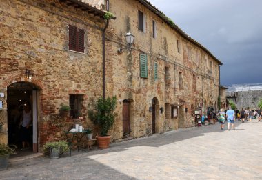 Monteriggioni, İtalya - 17 Eylül 2022: Monteriggioni 'de Picturesque Caddesi Tuscany, İtalya yakınlarındaki Siena' da ortaçağ duvarlı bir kasaba