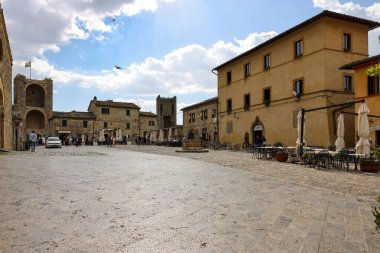 Monteriggioni, İtalya - 17 Eylül 2022: Monteriggioni ortaçağ duvarlı kentinde Piazza Roma. Toskana, İtalya