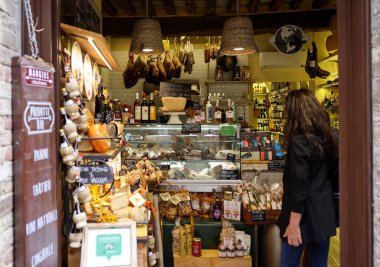 Monteriggioni, İtalya - 17 Eylül 2022: İtalya 'nın Toskana kentindeki Siena yakınlarında Monteriggioni Ortaçağ' da geleneksel İtalyan ürünleriyle alışveriş