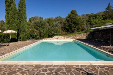 Montemassi yamacında Grosseto bölgesinde selvi ve zakkum dolu bir yüzme havuzu. İtalya