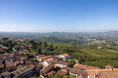 Piedmont 'taki Diano d' Alba 'dan Langhe-Roero tepelerinin ve üzüm bağlarının manzarası. İtalya