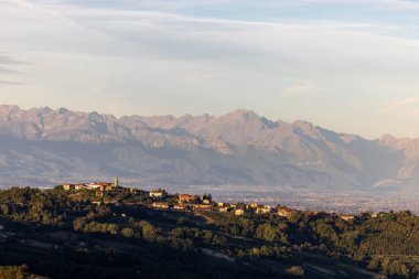 Piedmont 'tan gün doğumunda Alpler' in manzarası. İtalya